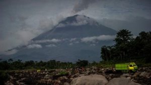Gunung Semeru erupsi dengan kolom abu tinggi