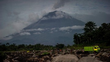 Gunung Semeru Erupsi Tiga Kali di Minggu Pagi, Waspada!
