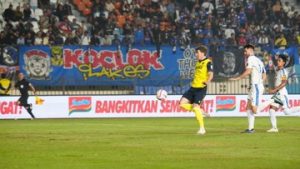 Kehangatan Ole Romeny Saat Diserbu Bocah Penjual Gelang Lombok